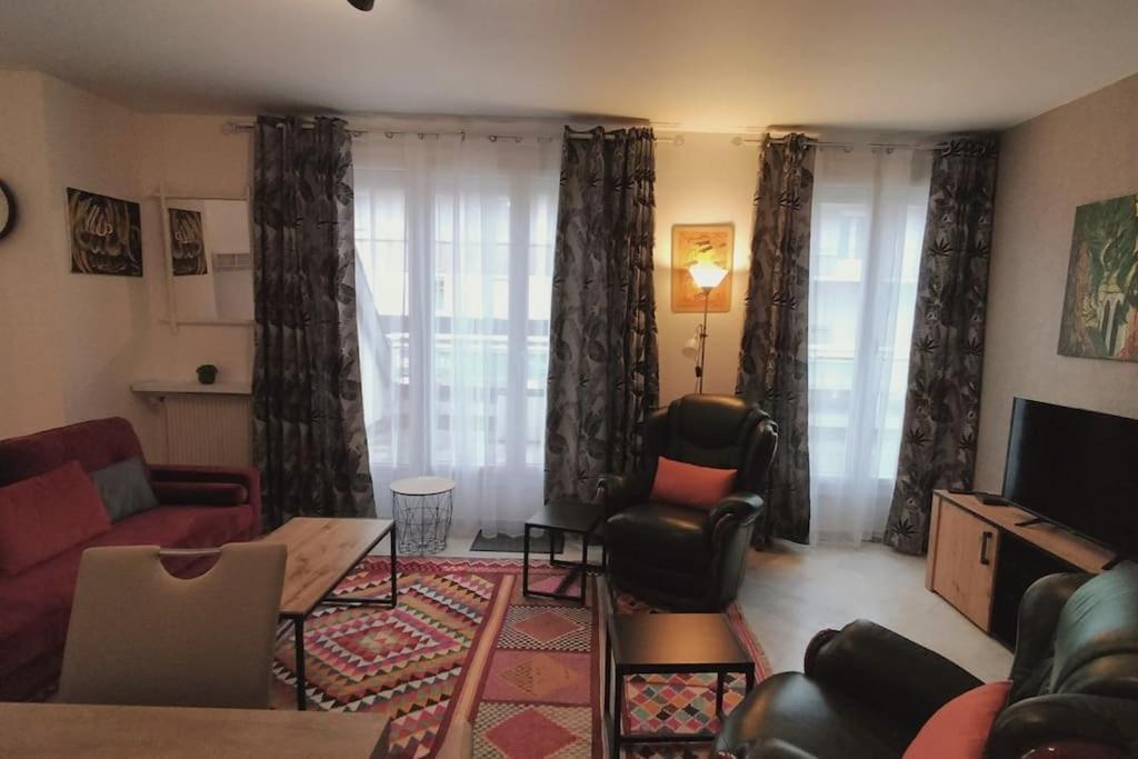 Spacious Flat Close To The Railway Station トロワ エクステリア 写真