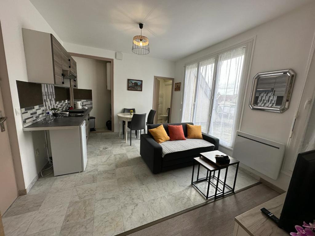 Spacious Flat Close To The Railway Station トロワ エクステリア 写真