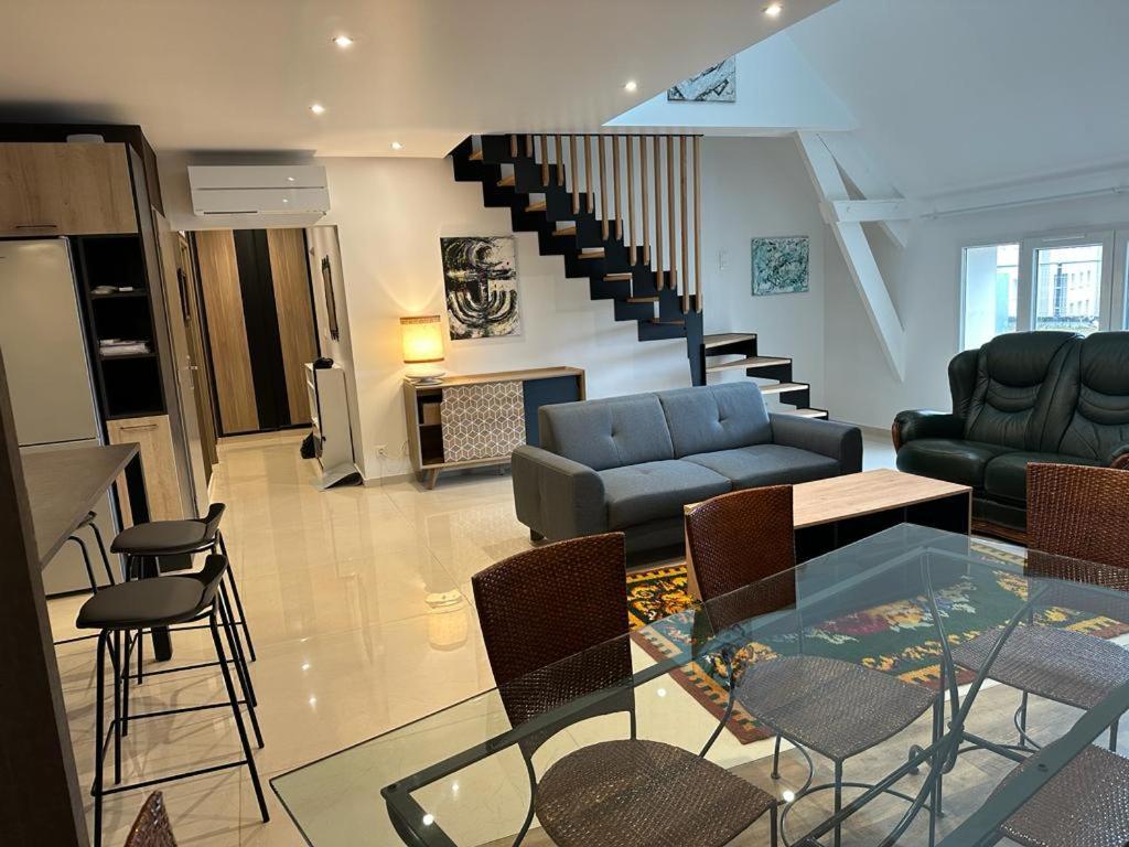 Spacious Flat Close To The Railway Station トロワ エクステリア 写真
