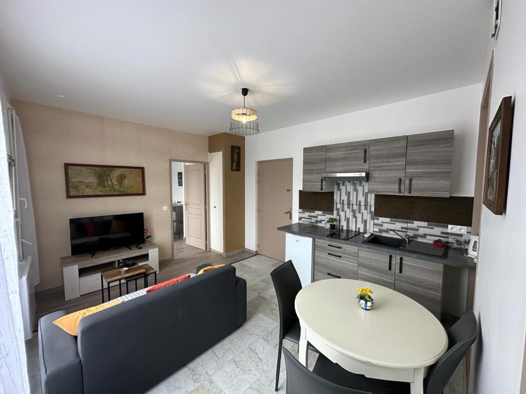 Spacious Flat Close To The Railway Station トロワ 部屋 写真