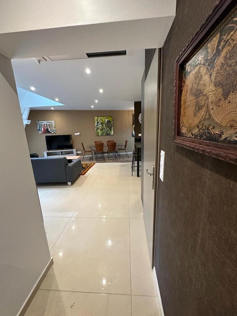 Spacious Flat Close To The Railway Station トロワ 部屋 写真
