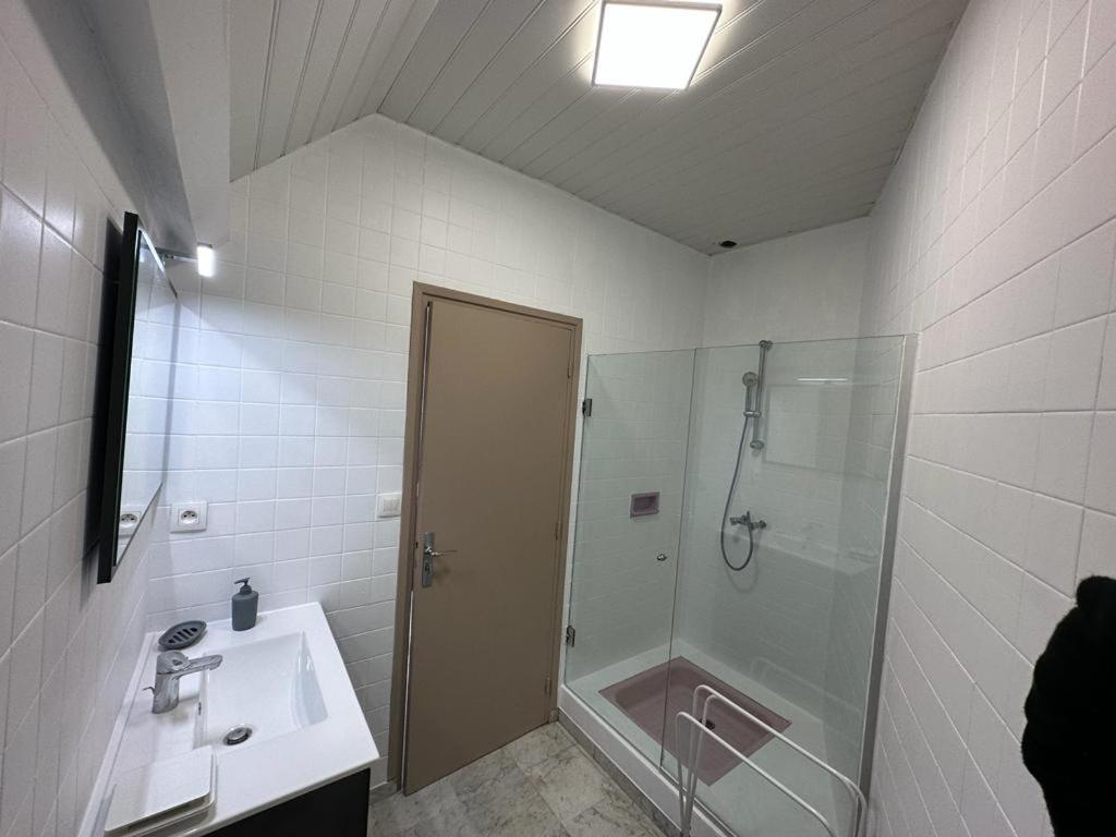 Spacious Flat Close To The Railway Station トロワ 部屋 写真