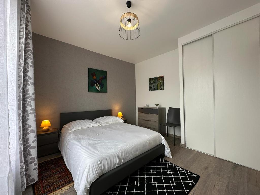 Spacious Flat Close To The Railway Station トロワ 部屋 写真