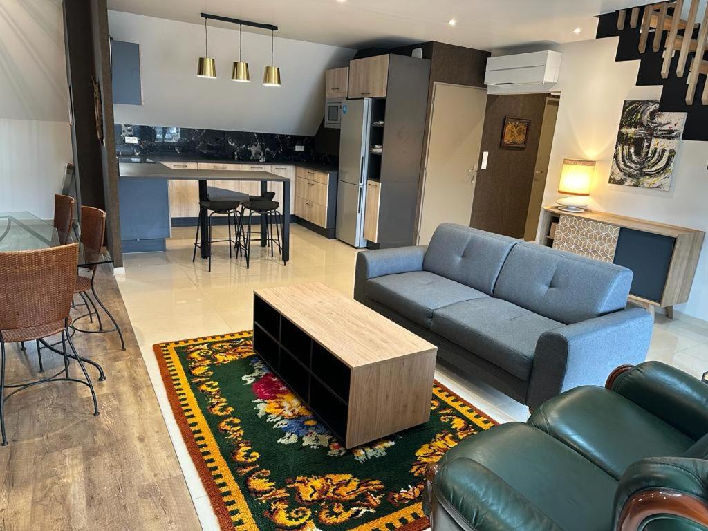 Spacious Flat Close To The Railway Station トロワ 部屋 写真