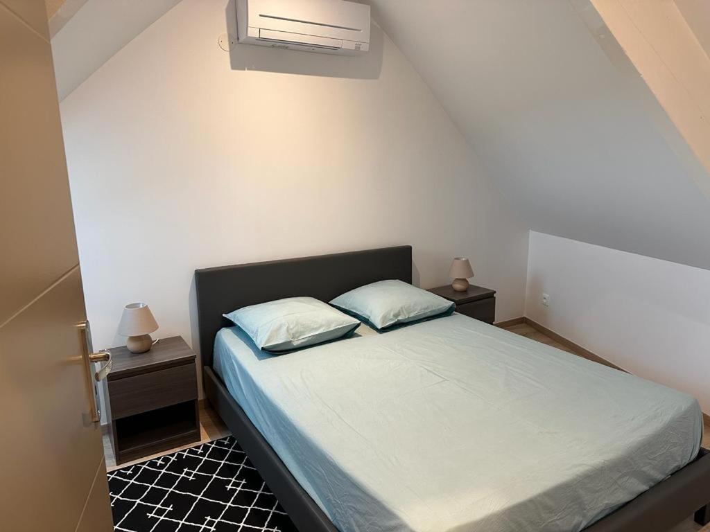 Spacious Flat Close To The Railway Station トロワ 部屋 写真