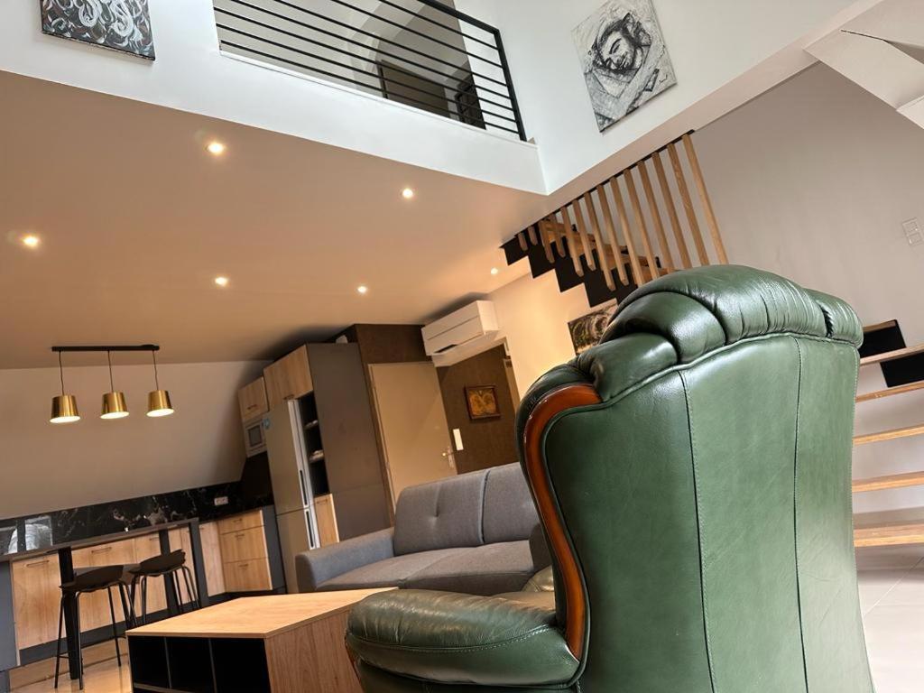Spacious Flat Close To The Railway Station トロワ 部屋 写真