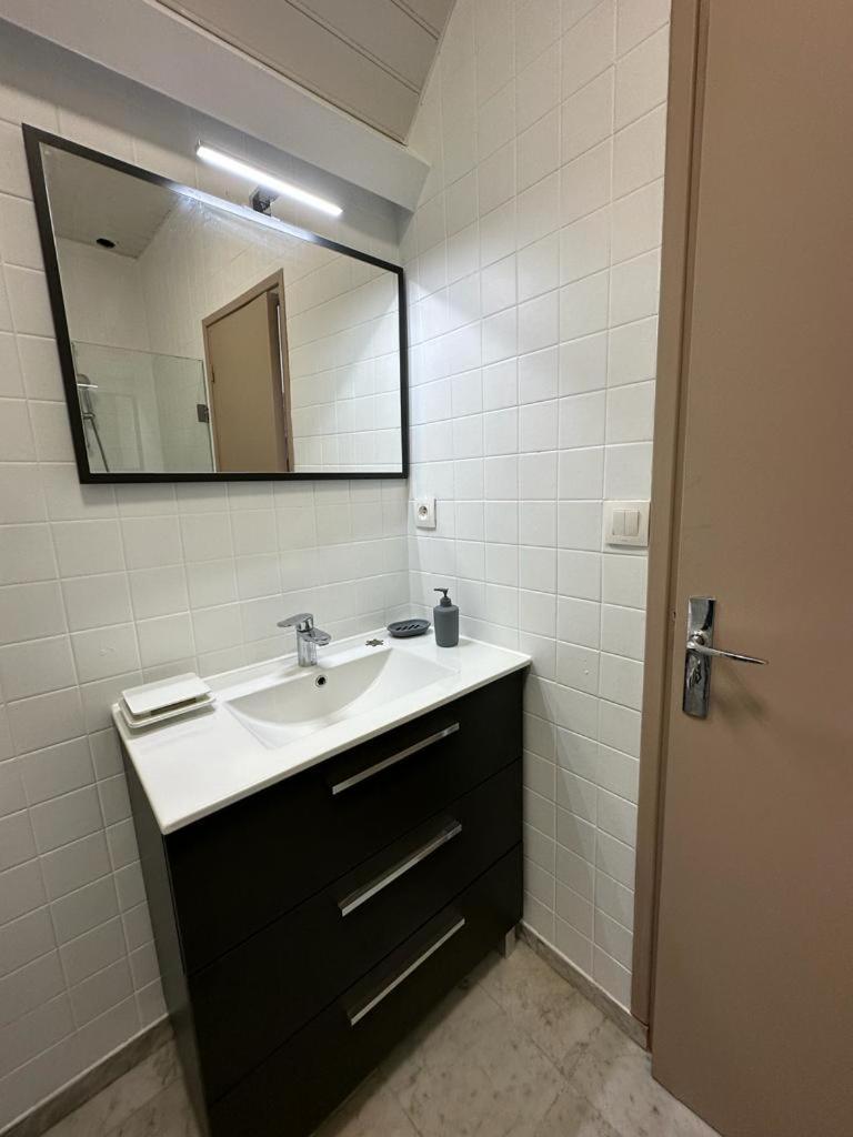 Spacious Flat Close To The Railway Station トロワ 部屋 写真
